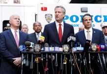 Autoridades de Nueva York hablan de "acto terrorista" y reforzarán seguridad El jefe del departamento de Policía de Nueva York, James P. O'Neill (i), el gobernador de Nueva York, Andrew Cuomo (c), y el alcalde de Nueva York, Bill de Blasio (d), ofrecen declaraciones a la prensa en el exterior del edificio evacuado de Time Warner, sede de la CNN, en Nueva York hoy, 24 de octubre del 2018.