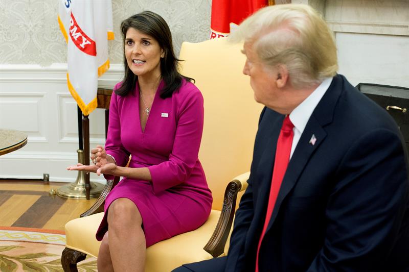 El presidente Donald Trump, y la embajadora ante la ONU, Nikki Haley, atienden a los medios durante la reunión matenida en el Despacho Oval de la Casa Blanca, Washington, el 9 de octubre del 2018.
