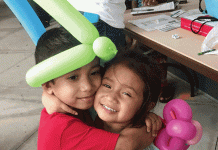 Usted puede ser capaz de ayudar a salvar la vida de un niño Usted puede ayudar a salvar a los niños que esperan trasplantes de células madre sanguíneas que salvan vidas.