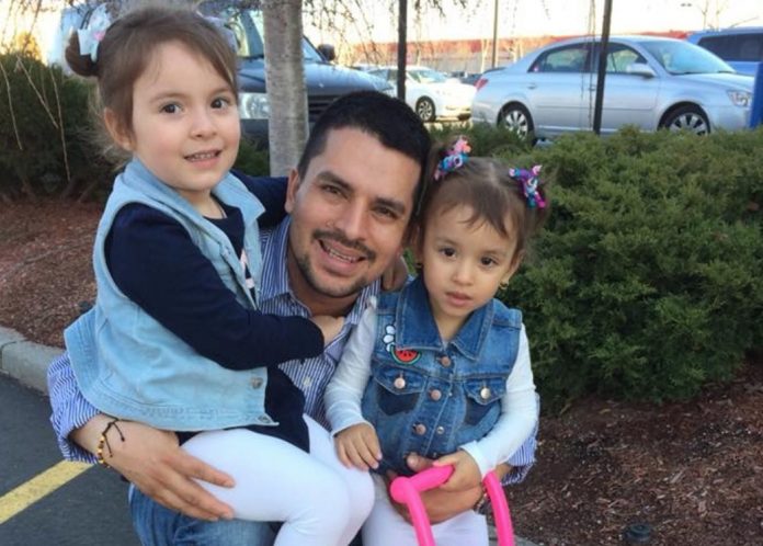 El inmigrante ecuatoriano, Pablo Villavicencio junto a sus dos hijas.