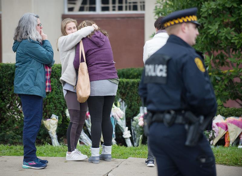 Personas afuera de la sinagoga del &Aacute;rbol de la Vida un d&iacute;a despu&eacute;s de un tiroteo masivo en Pittsburgh, Pensilvania