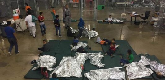 Un grupo de activistas criticó hoy la desorganización y el caos de la Administración del presidente, Donald Trump, para ejecutar la polémica política de "tolerancia cero" en la frontera, que dejó a cerca de 3.000 niños separados de sus padres.