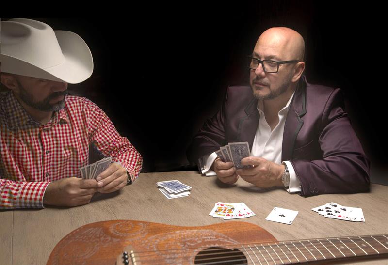 Fotografía sin fechar cedida donde aparece el compositor, locutor de radio y empresario musical Pepe Garza (d), mientras juega a las cartas con su amigo Gerardo Vela (i), y que fue usada como contraportada del libro que se lanza hoy "Tú tienes talento"
