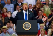 l presidente de los Estados Unidos, Donald J. Trump (c), participa en un mitin de Make America Great Again