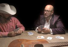 Fotografía sin fechar cedida donde aparece el compositor, locutor de radio y empresario musical Pepe Garza (d), mientras juega a las cartas con su amigo Gerardo Vela (i), y que fue usada como contraportada del libro que se lanza hoy "Tú tienes talento"