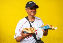 Venezolanos tienen una alimentación "escasa, deficiente y costosa" Un venezolano compra comida durante el juego de béisbol.