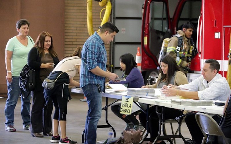 El voto hispano, considerado por a&ntilde;os un gigante dormido, dejar&aacute; ver el pr&oacute;ximo 6 de noviembre si ha despertado como un bloque contra los "ataques" del presidente Donald Trump o se mantiene como la gran minor&iacute;a heterog&eacute;nea que muchos dicen que es.