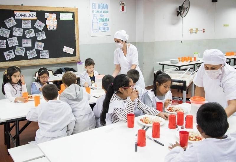 Un niño recibe un plato de comida en la escuela. Esa imagen que se da por descontado en tantos países sigue siendo una ilusión en otros muchos que dependen de la ayuda humanitaria