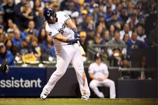 Jes&uacute;s Aguilar dio vida de nuevo al bateo oportuno de los Cerveceros de Milwaukee y produjo tres carreras que les ayudaron a ganar por 7-2 a los Dodgers 