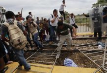 México denuncia que migrantes hondureños entraron al país "por la fuerza"