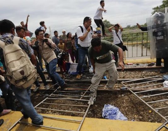 México denuncia que migrantes hondureños entraron al país "por la fuerza"