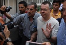 Turquía libera al misionero Brunson, fuente de tensiones con Estados Unidos