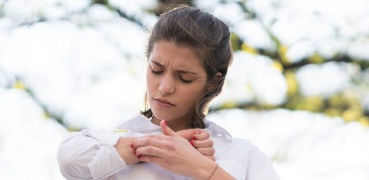 El estrés, el exceso de exposición al sol, las agresiones externas a la piel, las alergias así como las infecciones mal tratadas pueden desencadenar dermatitis atópica en los adultos