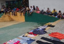 Llenos los albergues e iglesias, los migrantes duermen en hoteles de Arizona Los cientos de familias de inmigrantes centroamericanos que son liberadas por la Oficina de Inmigración y Aduanas (ICE) han saturado albergues e iglesias en Arizona,