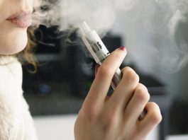 El reciente aumento en las ventas de un tipo de cigarrillo electrónico muy popular entre los jóvenes estadounidenses preocupa a las autoridades, que lo ven como una "amenaza" . (Foto de twitter)