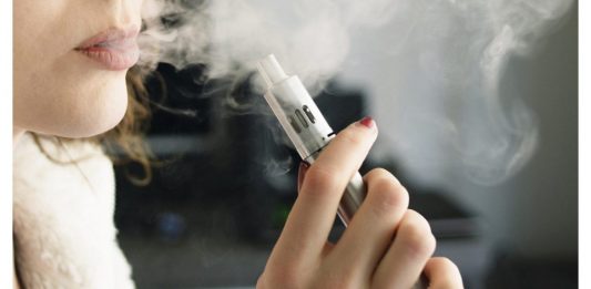 El reciente aumento en las ventas de un tipo de cigarrillo electrónico muy popular entre los jóvenes estadounidenses preocupa a las autoridades, que lo ven como una "amenaza" . (Foto de twitter)