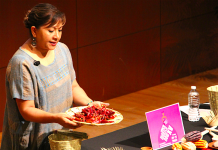 Presentan cocina mixteca en Nueva York La Chef Olga Cabrera propietaria de Tierra del Sol Casa Restaurante en Oaxaca, ofreció una charla y degustación de varias recetas heredadas de la cocina de su abuela.