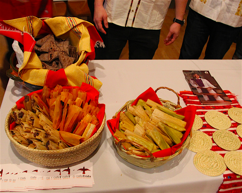 Tetelas rellenas de frijoles y tama&ntilde;itos de diferentes tipos, fueron algunos de los bocaditos de cocina mixteca preparados por la Chef Olga Cabrera con apoyo de Caf&eacute; Frida de Nueva York, que se sirvieron en el evento.