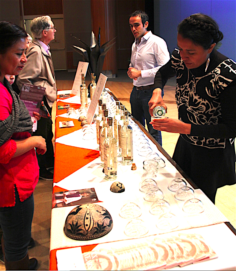 Una muestra de mezcales de diferente tipo deleit&oacute; y complement&oacute; la degustaci&oacute;n de platos tradicionales mistemos ofrecidos en el evento que fue parte del Festival Cultural Celebrate Mexico Now de Nueva York.
