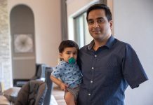 Luego de una emergencia médica por la que tuvo que ser trasladado en helicóptero, el doctor Naveed Khan, en la foto con su niño pequeño, está esperando la resolución sobre una cuenta de $44,0000 por ese traslado, mientras se acostumbra a vivir sin su brazo izquierdo, que perdió a causa del accidente. (Shelby Knowles para NPR)
