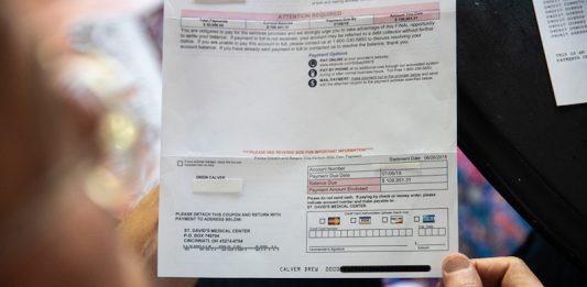 La cuenta total de Drew Calver por ser atendido luego de un ataque cardíaco durante cuatro días en el St. David’s Medical Center en abril de 2017 fue $164,941. Su aseguradora pagó $55,840, pero el hospital le facturó un remanente $108,951.31. (Callie Richmond para KHN)