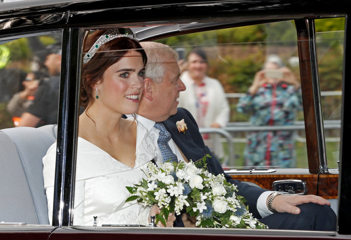 La princesa Eugenia llegó al templo en un Rolls Royce Phanton VI de 1977 acompañada por su padre, el príncipe Andrés