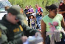 Gobierno ha separado a 8.000 familias de inmigrantes desde 2017, denuncia Amnistía Internacional Desde que implantó en abril pasado su política de tolerancia cero con la inmigración irregular, la Administración ha defendido que esa situación se habría evitado si las familias de inmigrantes hubieran respetado el proceso