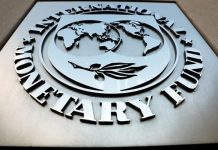 Estados Unidos y China llevan su pelea comercial, sin solución a la vista, al FMI A su lado, la directora gerente del FMI, Christine Lagarde, insistió en la necesidad de "rebajar" las tensiones, desatadas entre EEUU y China, y llamó a "reformar, no destruir" el sistema de comercio internacional.