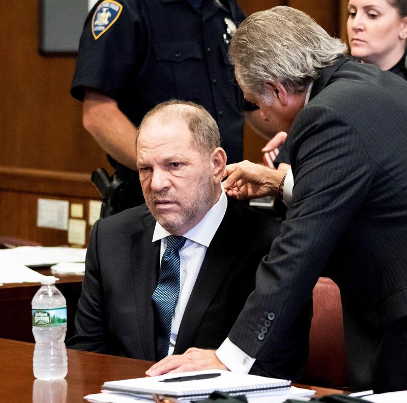  La Fiscal&iacute;a de Nueva York (EE.UU.) decidi&oacute; hoy abandonar uno de los seis cargos de agresiones y abusos sexuales por los que est&aacute; imputado el productor de cine Harvey Weinstein.
