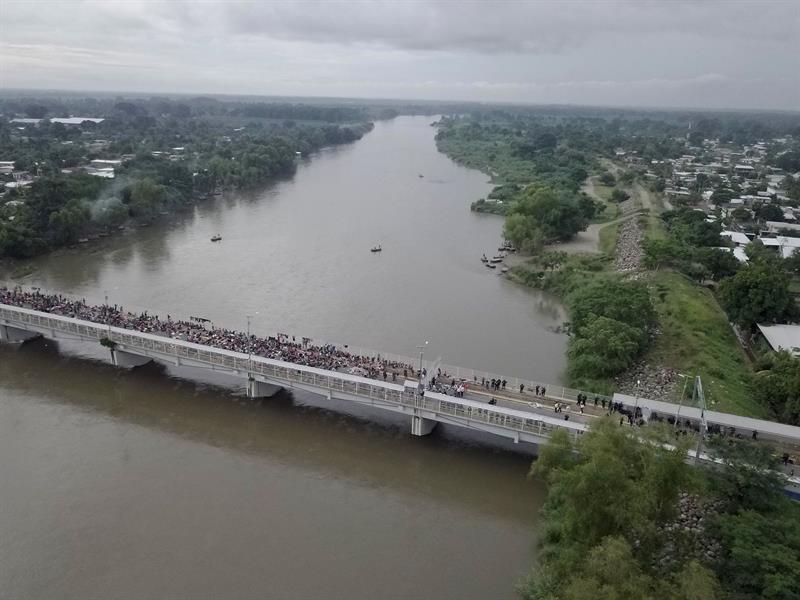 La caravana, formada en su mayor parte por migrantes hondureños, tiene, según los dos presidentes, otras personas de distintas países de Centroamérica y de fuera de la región, aunque no fueron cuantificas.