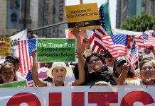 Casi 100 alcaldes censuran propuesta de Trump para limitar inmigración legal Un total de 90 alcaldes de ciudades de 29 estados han rechazado una propuesta del Gobierno del presidente, Donald Trump, para limitar la concesión de la ciudadanía o de la residencia permanente a inmigrantes legales