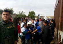 Decenas de inmigrantes centroamericanos dejados en libertad en Arizona por la Oficina de Inmigración y Control de Aduanas (ICE) durante los últimos días viajan este fin de semana para reunirse con familiares en varios estados del país. (Foto de twitter)