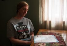 "No tendría que haber pasado", dijo Nicole Smith-Holt, de Richfield, Minnesota, mirando el certificado de defunción de su hijo Alec Raeshawn Smith, quien murió por una cetoacidosis diabética. (Bram Sable-Smith para NPR)
