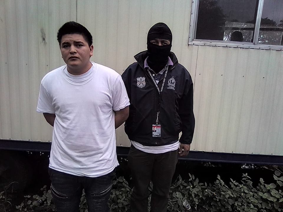 El arrestado fue identificado como Irvin Alonso Sánchez Aguilar, de 21 años, quien, según la Policía Nacional Civil (PNC), tiene orden de captura