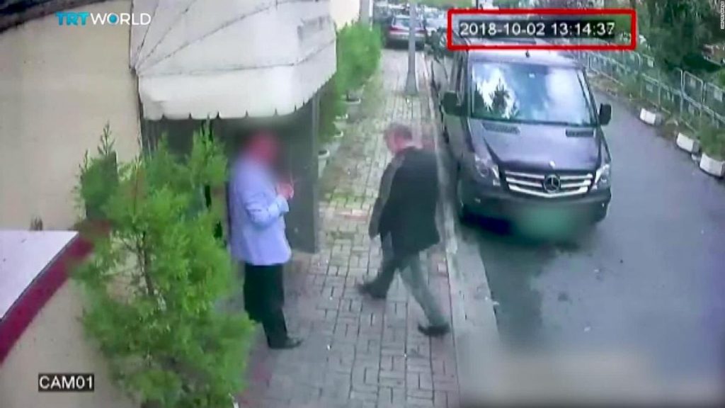 En esas grabaciones se muestra que Kashoggi fue detenido en el consulado por un equipo de seguridad, que lo mat&oacute; y que desmembr&oacute; su cuerpo