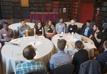 Michael Danziger, estudiante del SUNY Downstate College of Medicine, lidera una discusión sobre el sistema de salud de pagador único en la Advocacy in Medicine Conference realizada en Nueva York. Danziger dijo que la única manera de convencer a los legisladores que rechazan este sistema es no votarlos. (RACHEL BLUTH/KHN)