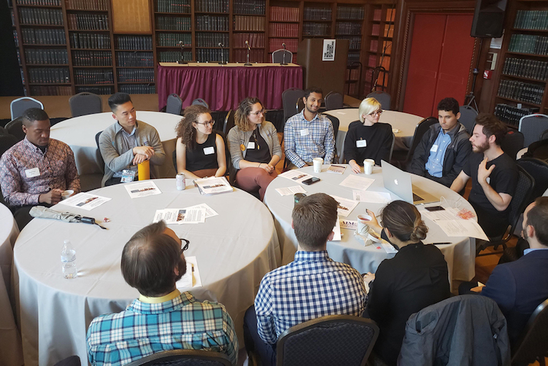 Michael Danziger, estudiante del SUNY Downstate College of Medicine, lidera una discusi&oacute;n sobre el sistema de salud de pagador &uacute;nico en la Advocacy in Medicine Conference realizada en Nueva York. Danziger dijo que la &uacute;nica manera de convencer a los legisladores que rechazan este sistema es no votarlos. (RACHEL BLUTH/KHN)