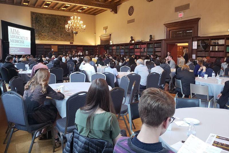 Cerca de 150 estudiantes de medicina de ocho escuelas se reunieron en la New York Academy of Medicine para discutir c&oacute;mo defender a los pacientes a medida que vayan empezando a trabajar en cl&iacute;nicas y hospitales. (RACHEL BLUTH/KHN)
