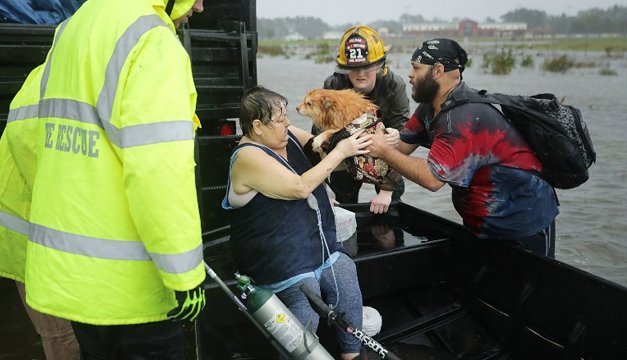 En el "esfuerzo masivo" de respuesta, como lo llamó, participan miles de agentes de la Guardia Nacional y de fuerzas policiales, la Policía de carreteras, los alguaciles, agencias federales y estatales y organizaciones humanitarias como la Cruz Roja
