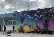 El muralista Luis del Valle, conocido como "El Chan Guri" pintó hoy en compañía de la comunidad un mural con la imagen oficial de la edición 35 de la Feria del Libro de Miami
