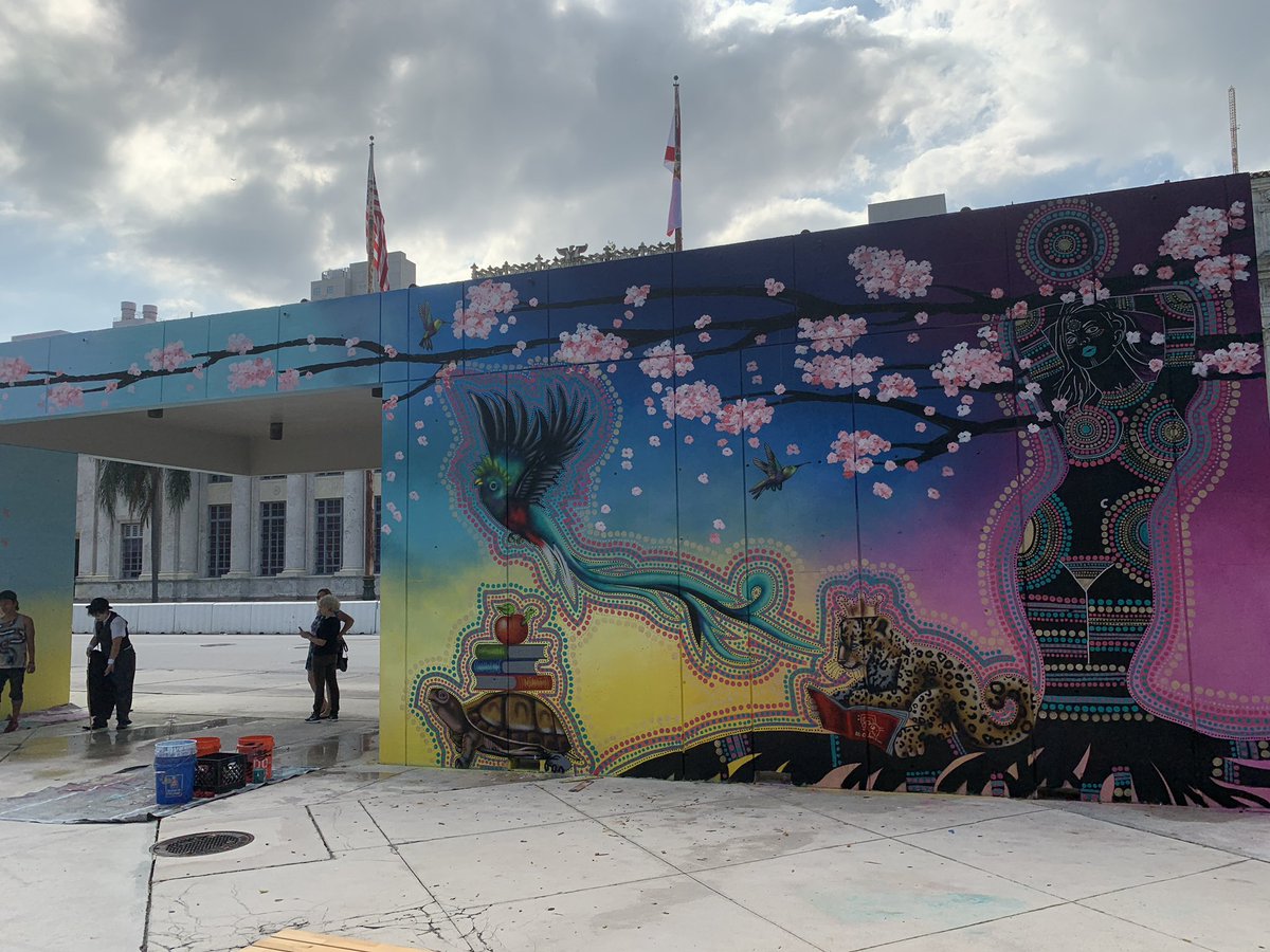 El muralista Luis del Valle, conocido como "El Chan Guri" pintó hoy en compañía de la comunidad un mural con la imagen oficial de la edición 35 de la Feria del Libro de Miami