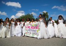 Centenar de dominicanas vestidas de novia marchan contra violencia de género Alrededor de un centenar de mujeres vestidas de novia, pero cubiertas con un velo negro en señal de luto, recorrió hoy una parte de la Universidad Autónoma de Santo Domingo