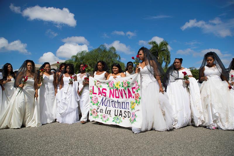 Alrededor de un centenar de mujeres vestidas de novia, pero cubiertas con un velo negro en se&ntilde;al de luto, recorri&oacute; hoy una parte de la Universidad Aut&oacute;noma de Santo Domingo