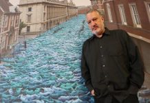 El fotógrafo neoyorquino Spencer Tunick, conocido por sus imágenes de desnudos públicos masivos, no cree que el presidente de EEUU, Donald Trump, esté en contra de esa práctica