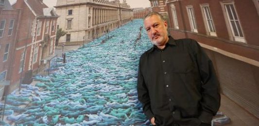 El fotógrafo neoyorquino Spencer Tunick, conocido por sus imágenes de desnudos públicos masivos, no cree que el presidente de EEUU, Donald Trump, esté en contra de esa práctica
