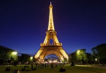 La Torre Eiffel conmemora el centenario de su creador cerrada por una protesta laboral La Torre Eiffel se apagará esta medianoche en homenaje a las "víctimas del atentado antisemita" de este sábado en la ciudad estadounidense de Pittsburgh. (Foto de twitter)