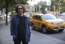 Fotografía del 19 de septiembre de 2018, donde aparece el guitarrista español Óscar Peñas en una calle de Nueva York