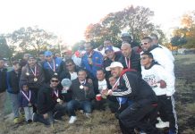 Los Amigos de Alex F.C. destronó al bi-campeón, F.C. Comunicaciones, para consagrarse nuevo campeón en la Liga de Fútbol Guatemala. Aquí los vemos posando con el máximo trofeo, acompañados de sus máximos dirigentes los hermanos Douglas y Maycor Rodríguez, además la dirigencia de la liga, Marvin "Ka, Ka" Estrada y Anibal Ochoa. (Foto: Buki Chapin)