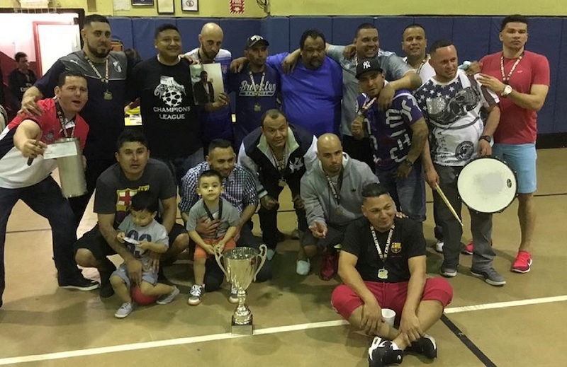 Jugadores y dirigentes del sexteto catracho, Real Maya que bajo la batuta de Roberto Aguilar y Marvin "P.P." Gomez, son los actuales campeones en la Brooklyn Champions League.&nbsp;(Foto: Buki Chapin)