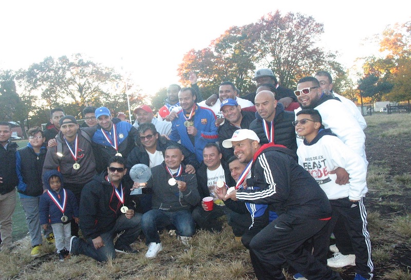 Los Amigos de Alex F.C. destronó al bi-campeón, F.C. Comunicaciones, para consagrarse nuevo campeón en la Liga de Fútbol Guatemala. Aquí los vemos posando con el máximo trofeo, acompañados de sus máximos dirigentes los hermanos Douglas y Maycor Rodríguez, además la dirigencia de la liga, Marvin "Ka, Ka" Estrada y Anibal Ochoa. (Foto: Buki Chapin)
